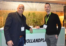 Sebastiaan Breugem, die onlangs eigenaar werd van familiebedrijf Breugem Horticulture, met op links Rob van Dijk van zijn plantenkweker Hollandplant.